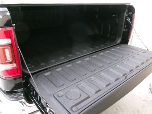 Used 2019 RAM 1500 Laramie AWD/4WD image 10
