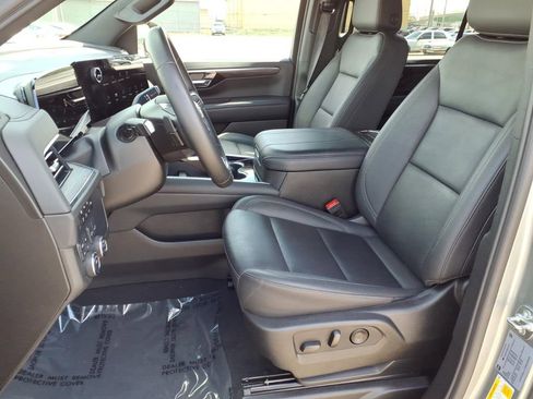 Used 2025 Chevrolet Suburban Z71 image 21