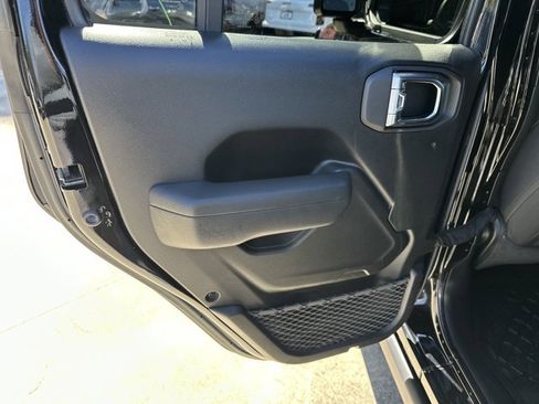 Used 2023 Jeep Gladiator Rubicon w/ Cold Weather Group image 28