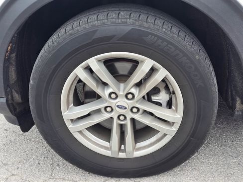 Used 2022 Ford Explorer XLT w/ Equipment Group 202A AWD/4WD image 7