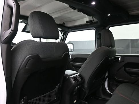 Used 2025 Jeep Wrangler Unlimited Rubicon image 26