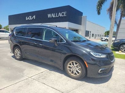 Used 2021 Chrysler Pacifica Touring-L w/ Uconnect Theater Family Group