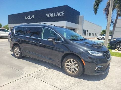 Used 2021 Chrysler Pacifica Touring-L w/ Uconnect Theater Family Group FWD image 1
