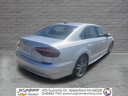 Used 2017 Volkswagen Passat 1.8T R-Line w/ R-Line Lighting Package FWD image 3
