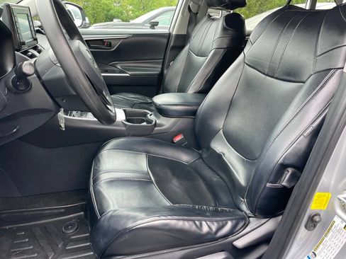 Used 2019 Toyota RAV4 LE w/ Carpet Mat Package AWD/4WD image 6