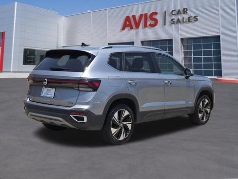 Used 2025 Volkswagen Taos SE AWD/4WD image 6