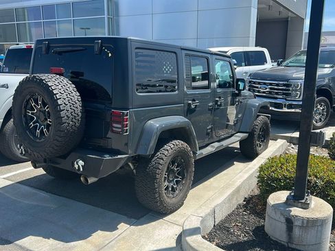 Used 2016 Jeep Wrangler Unlimited Sahara w/ Connectivity Group AWD/4WD image 2