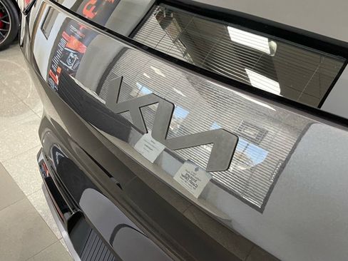 Used 2024 Kia EV9 Land image 15