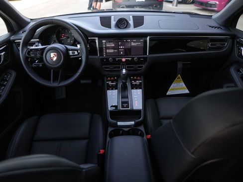 Certified 2025 Porsche Macan image 32