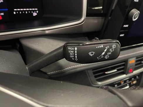 Used 2025 Volkswagen Taos SE AWD/4WD image 18