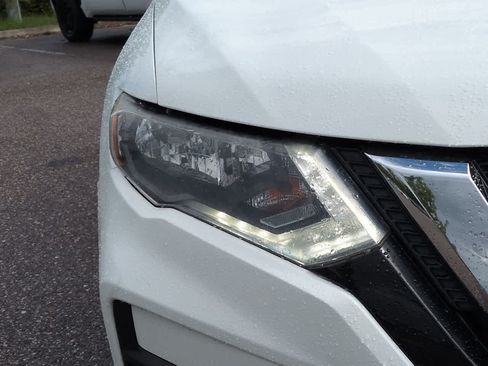 Used 2018 Nissan Rogue SV AWD/4WD image 10