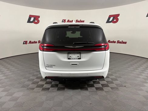 Used 2022 Chrysler Pacifica Touring-L FWD image 5
