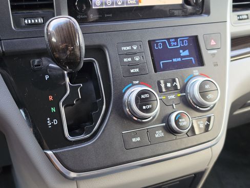 Used 2017 Toyota Sienna XLE Premium FWD image 23