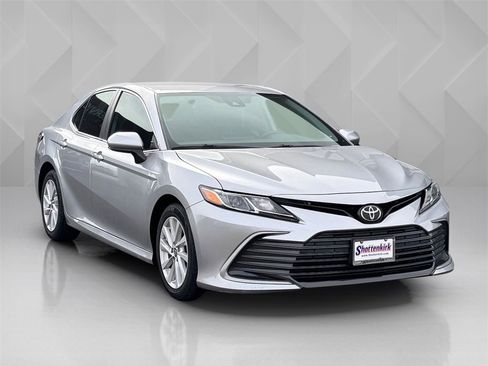 Used 2022 Toyota Camry LE image 3