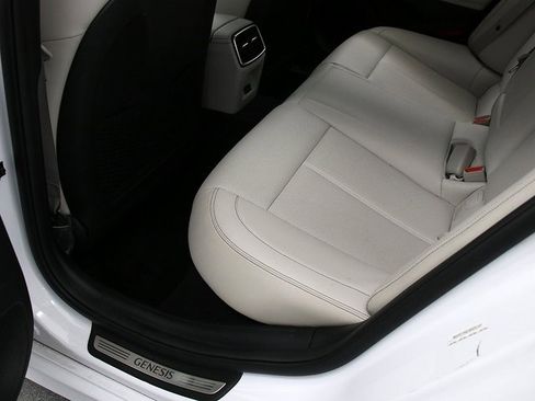 Used 2025 Genesis G70 2.5T image 27