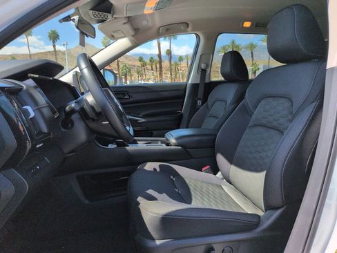 Used 2024 Nissan Pathfinder SV image 13