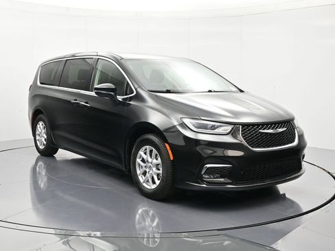 Certified 2023 Chrysler Pacifica Touring-L image 3