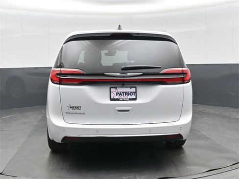 New 2026 Chrysler Pacifica Select image 5