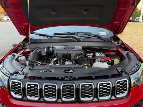 Used 2025 Jeep Compass Limited image 32