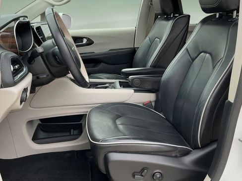 Used 2021 Chrysler Pacifica Limited w/ Uconnect Theater Family Group FWD image 13