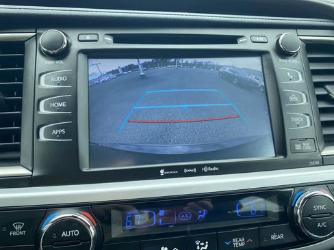 Used 2019 Toyota Highlander XLE image 17