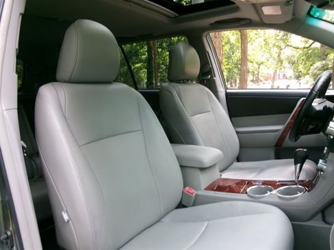 Used 2012 Toyota Highlander Limited w/ Tow Pkg FWD image 18