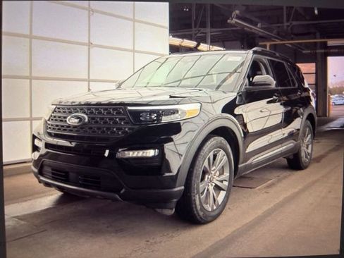Used 2024 Ford Explorer XLT w/ Equipment Group 202A AWD/4WD image 1