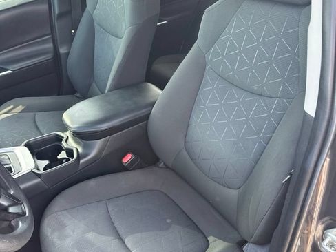 Used 2021 Toyota RAV4 XLE w/ Convenience Package FWD image 17