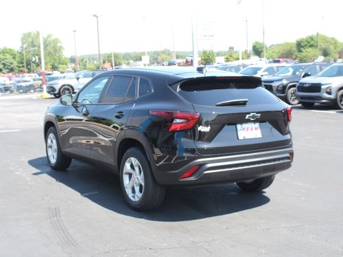 New 2026 Chevrolet Trax LS w/ LS Convenience Package FWD image 5
