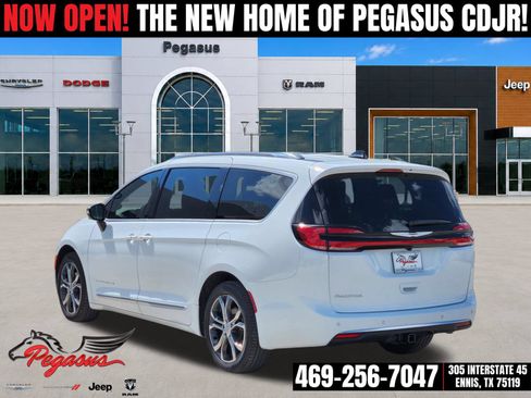 New 2026 Chrysler Pacifica Pinnacle w/ Trailer Tow Group FWD image 5
