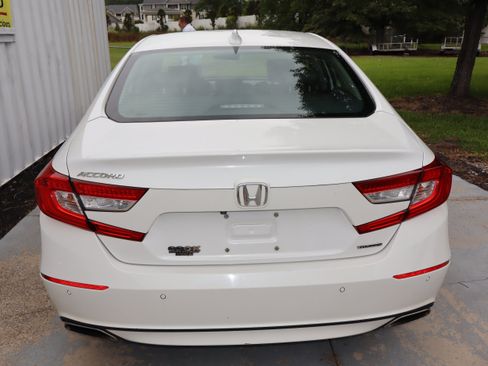 Used 2018 Honda Accord Touring image 8