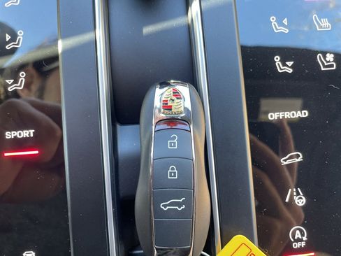 Certified 2023 Porsche Macan image 34