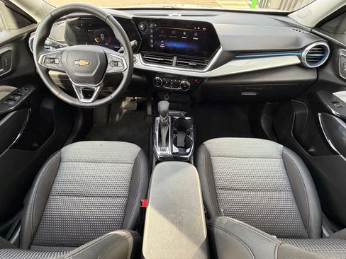 Used 2025 Chevrolet Trax LT w/ LT Convenience Package image 8