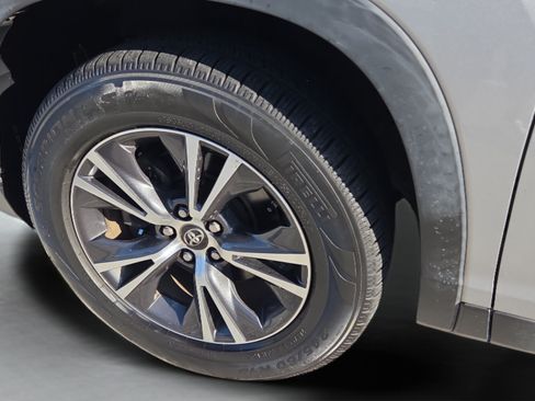 Used 2019 Toyota Highlander Plus FWD image 28