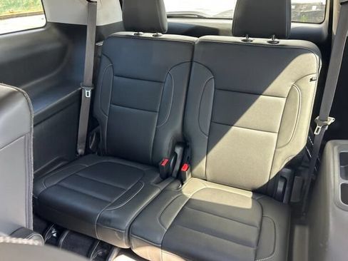 Used 2023 GMC Acadia SLT w/ Elevation Edition AWD/4WD image 9