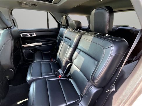 Used 2022 Ford Explorer XLT AWD/4WD image 18