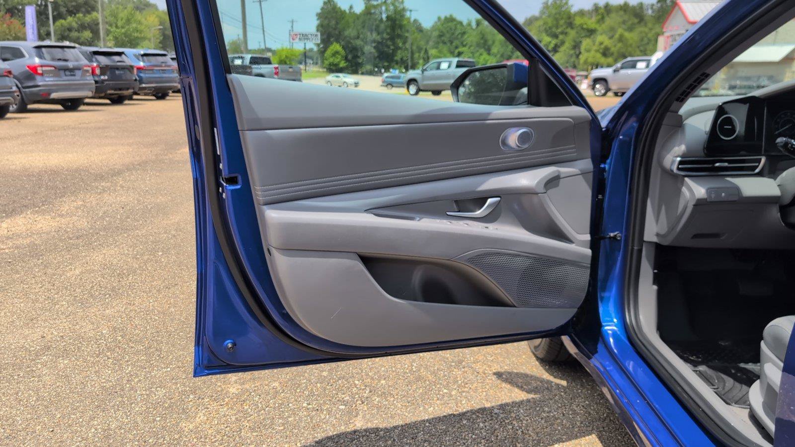 Used 2025 Hyundai Elantra SEL FWD image 11