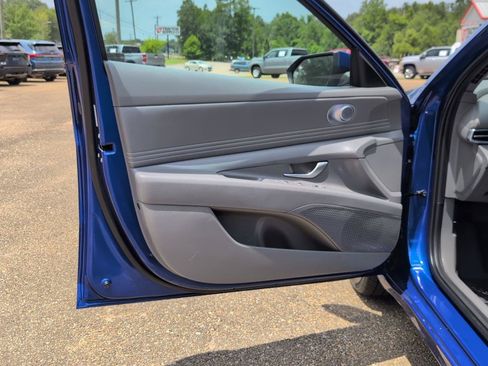 Used 2025 Hyundai Elantra SEL FWD image 11