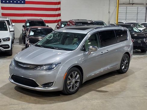 Used 2017 Chrysler Pacifica Limited FWD image 40