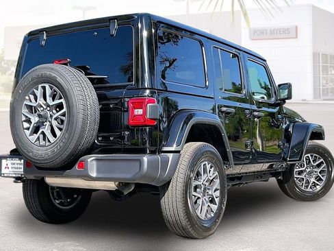 Used 2025 Jeep Wrangler Unlimited Sahara AWD/4WD image 32