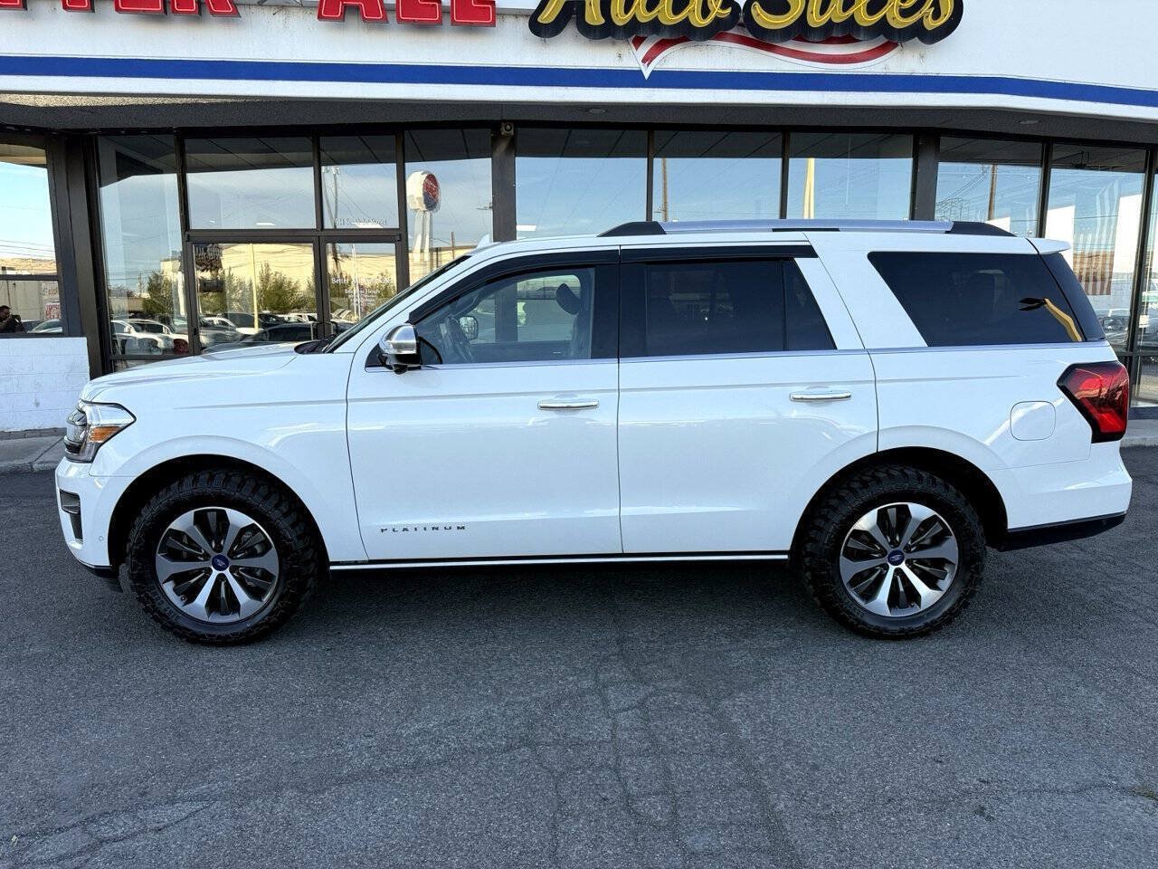 Used 2024 Ford Expedition Platinum AWD/4WD image 4