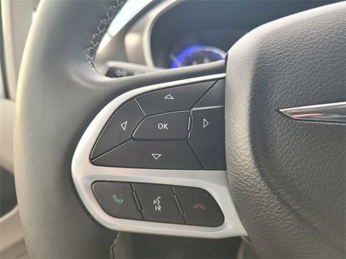 Used 2024 Chrysler Pacifica Touring-L image 28