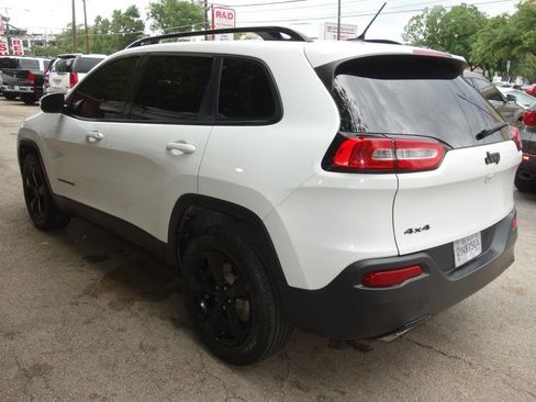 Used 2018 Jeep Cherokee Latitude w/ Altitude Package AWD/4WD image 5