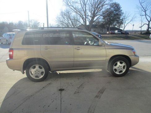 Used 2005 Toyota Highlander 4WD V6 w/ 3rd Row image 2