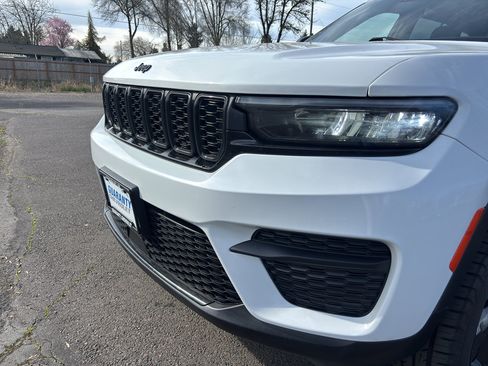 Used 2023 Jeep Grand Cherokee Altitude image 5