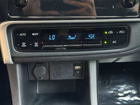 Used 2019 Toyota Corolla LE w/ Carpet Mat Package (TMS) FWD image 24