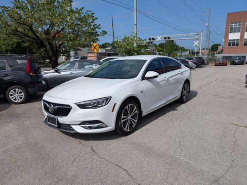 Used 2019 Buick Regal Essence w/ Driver Confidence Package I FWD image 3