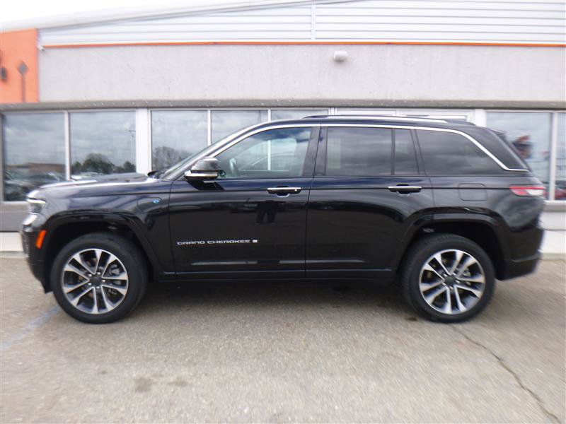 Used 2023 Jeep Grand Cherokee Overland w/ Advanced Protech Group III AWD/4WD image 2
