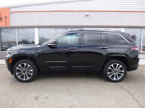 Used 2023 Jeep Grand Cherokee Overland w/ Advanced Protech Group III AWD/4WD image 2