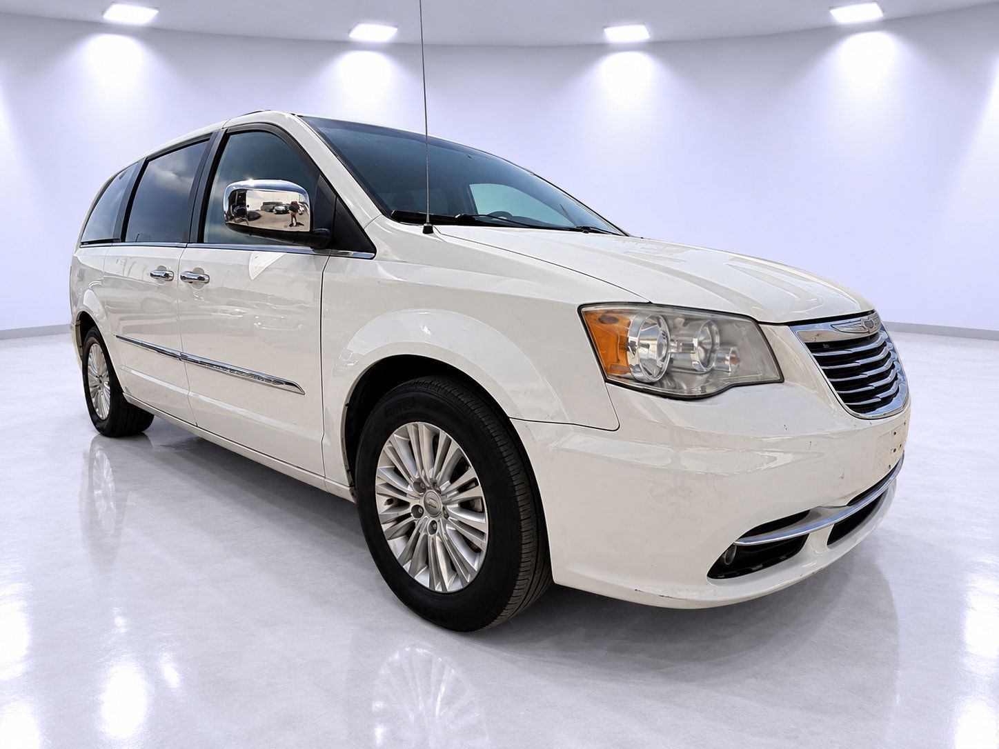 Used 2013 Chrysler Town & Country Limited FWD image 2